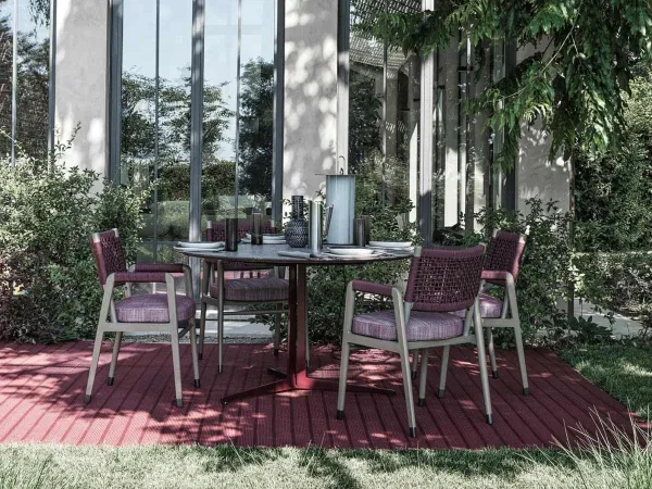 Tavolo Fly Outdoor in un giardino