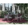 Tavolo Fly Outdoor in un giardino