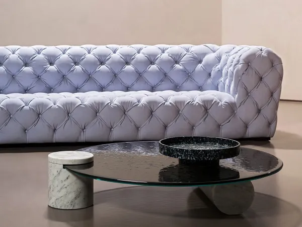 La table basse Verre Particulier avec le canapé Chester Moon de Baxter