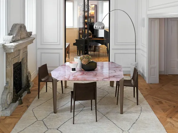La mesa Milestone de Arketipo en la versión con encimera de mármol Flamingo Quartz