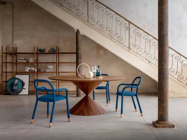 Pippi von Midj in einem Esszimmer