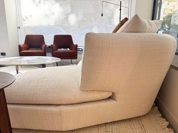 Divano angolare curvo Flexform Quincy in tessuto chiaro nello showroom Mobilificio Marchese a Messina