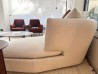 Sofá rinconera curvo Flexform Quincy en tejido claro en el showroom de Mobilificio Marchese en Mesina