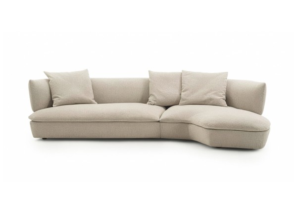 Divano angolare curvo Flexform Quincy in tessuto chiaro nello showroom Mobilificio Marchese a Messina