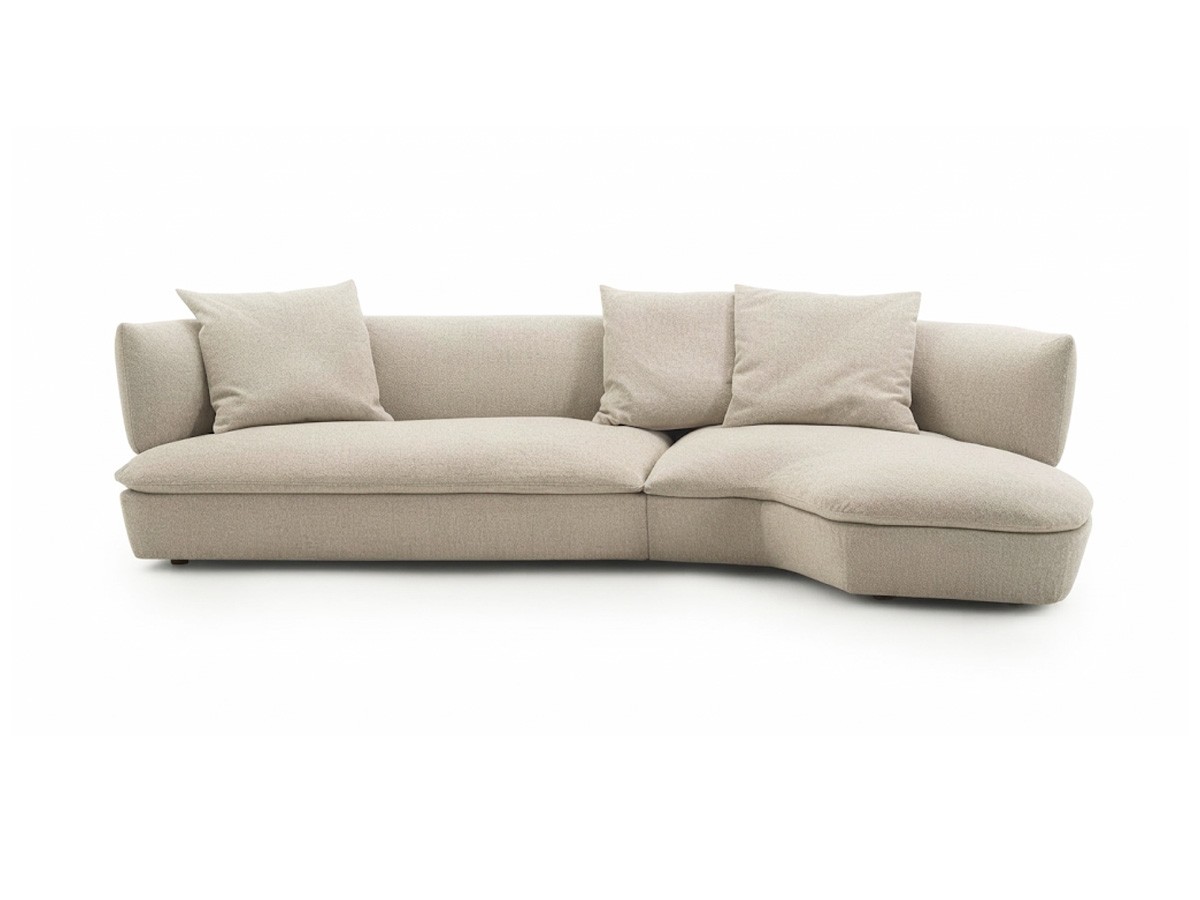 Geschwungenes Ecksofa Flexform Quincy in hellem Stoff im Showroom von Mobilificio Marchese in Messina