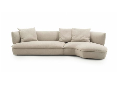 Divano angolare curvo Flexform Quincy in tessuto chiaro nello showroom Mobilificio Marchese a Messina