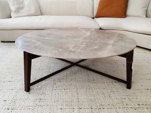 Mesa de centro redonda Flexform Tris de 127 cm con sobre de mármol gris stardust mate y base de madera oscura