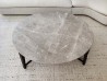 Mesa de centro redonda Flexform Tris de 127 cm con sobre de mármol gris stardust mate y base de madera oscura
